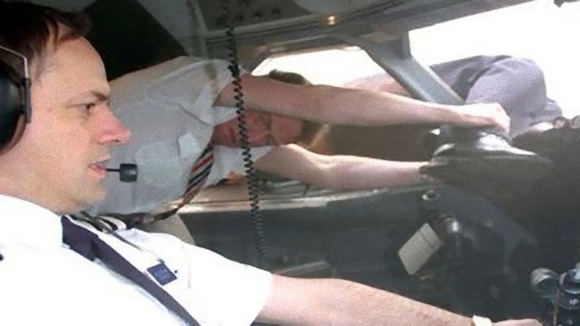 機長の体が飛行機の外に投げ出される航空機不時着事故