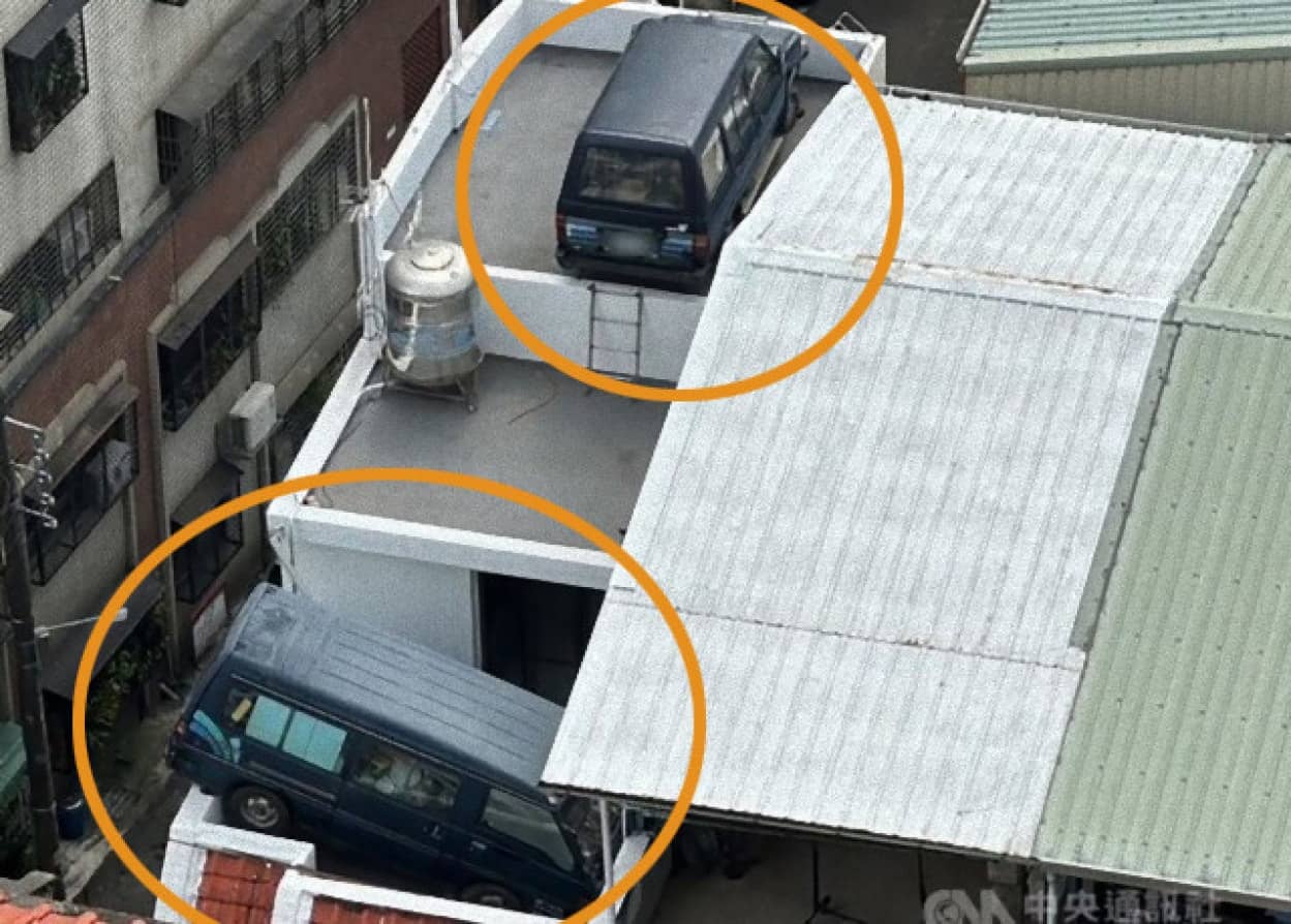 駐車スペースがないためアパートの屋上にクレーンで車2台を駐車した男