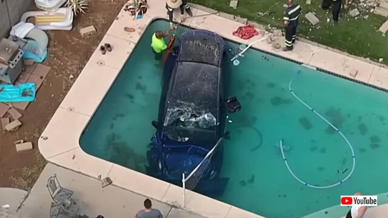 テスラ車が民家のプールに飛び込む事故