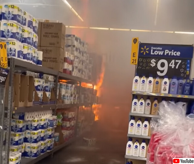 ウォルマートの店内で出火、炎が吹き上がる瞬間