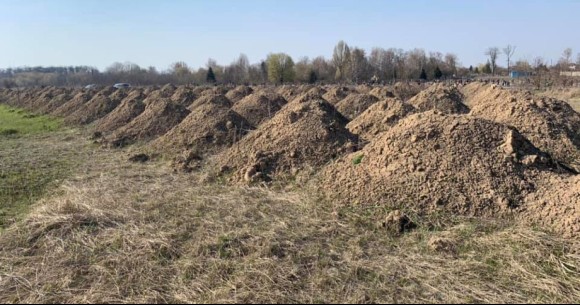 感染者増加を見越して墓の準備を進めるウクライナの地方自治体に、市民らの恐怖が高まる