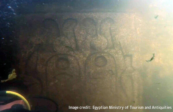 古代エジプトのファラオが複数描かれた岩絵と碑文が湖の底で発見される