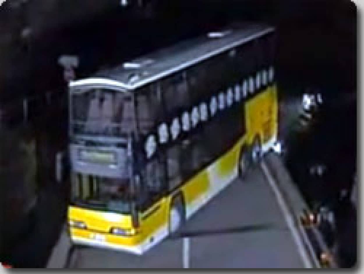 世界一勇敢なバスの運転手 カラパイア 世界一勇敢なバスの運転手 カラパイア