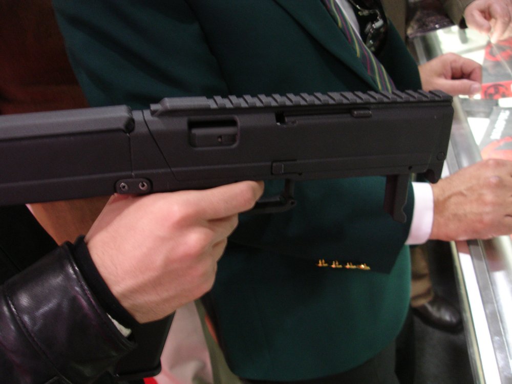 コンパクトに折りたためる懐中電灯付きサブマシンガン Fmg 9 カラパイア