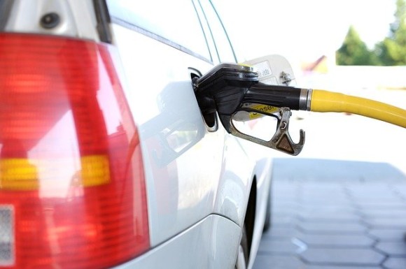 車の給油口からガソリンを盗む犯罪が続出。給油口の近くに玄関用監視カメラを設置する人も