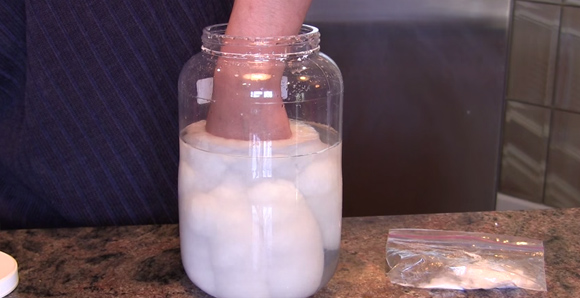 なにこれすごい 液体に入れた手が一瞬にして凍ってしまう ホットアイス 実験 カラパイア