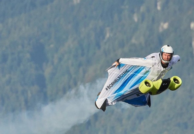 鳥だ！飛行機だ！ムササビ人間だ！上昇可能な電動ウイングスーツが初飛行に成功（BMWi）