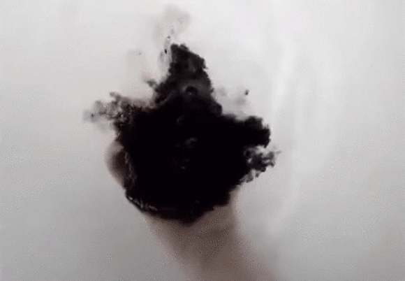 墨汁越え 一瞬にしてお風呂の水を真っ黒にする入浴剤 ブラックバス爆弾 カラパイア 墨汁越え 一瞬にしてお風呂の水を真っ黒にする入浴剤 ブラックバス爆弾 カラパイア