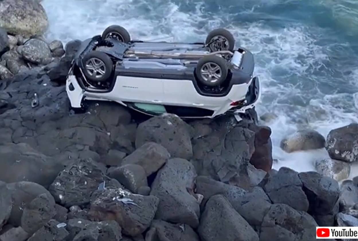 崖下に転落した車のドライバーが奇跡の生還