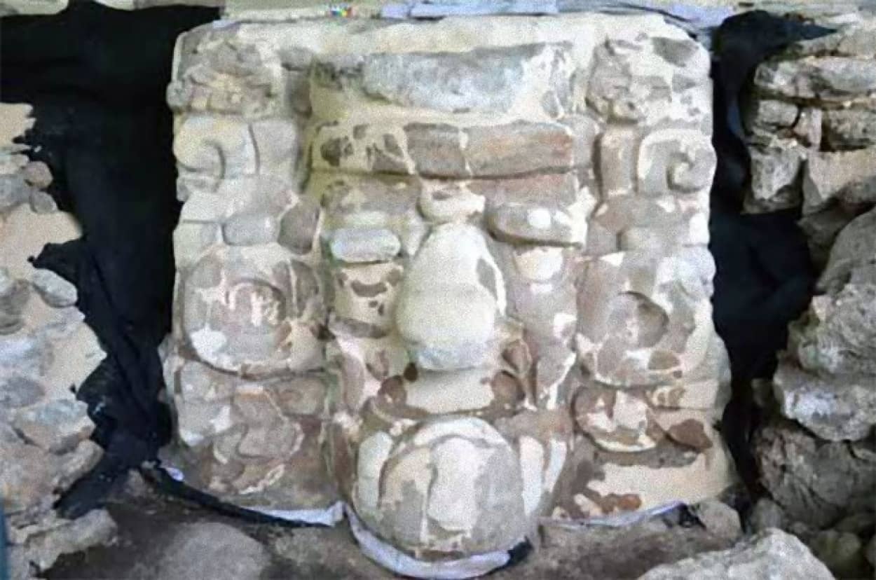古代マヤの巨大な仮面を発見