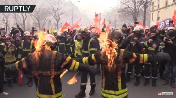 消防士 vs 警官。政府への抗議デモがエスカレートした消防士、警察との間で激しいバトル勃発（フランス）