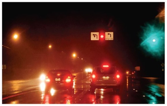 乱視の人は夜の世界がこんな風に見えている 車のライトの見え方を比較した画像が海外で話題に カラパイア