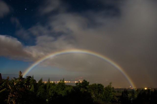 Moonbow,_Kula,_Hawaii._e