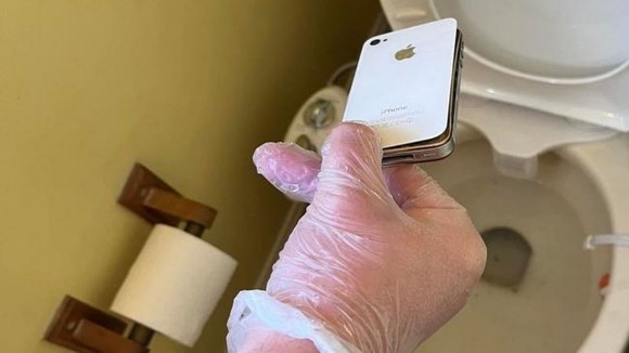 10年前に失くしたiPhoneがトイレの排水管から出てきた件。しかも画面はほぼ完ぺきな状態