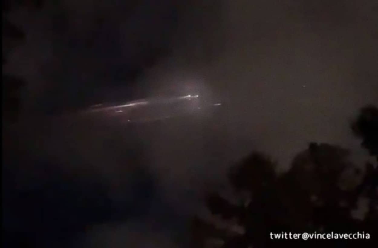 アメリカの夜空を照らした謎の光の集合体
