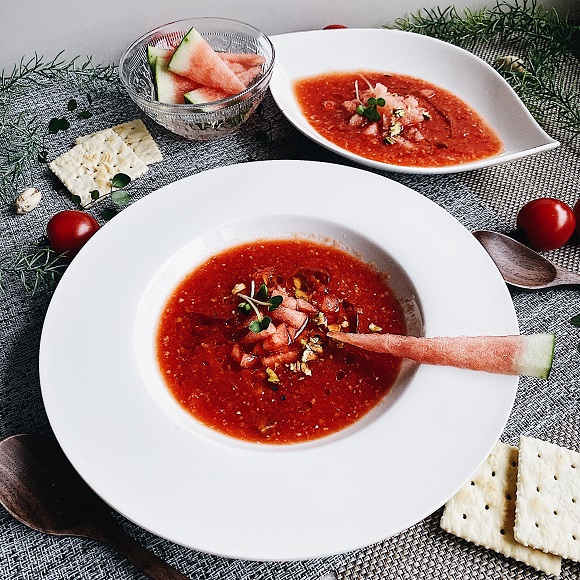 スイカの新たなる可能性を模索したい？トマトと合わせた冷製スープ「スイカ・ガスパチョ」が簡単激ウマ（ネトメシ）