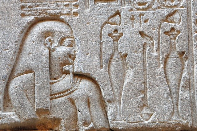 3200年前のエジプトの石板には労働者の「仕事をサボる言い訳」が記されていた