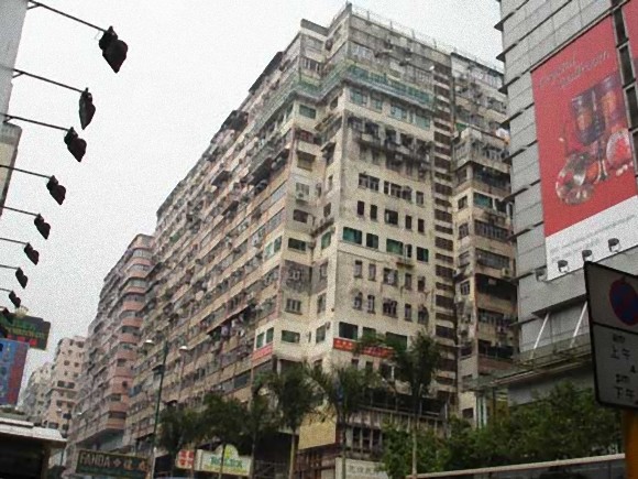 今はなき九龍城砦の面影を求めて 世界中のバックパッカーたちが集まる香港の巨大複合ビル 重慶大厦 チョンキンマンション カラパイア 今はなき九龍城砦の面影を求めて 世界中のバックパッカーたちが集まる香港の巨大複合ビル 重慶大厦 チョンキンマンション カラパイア