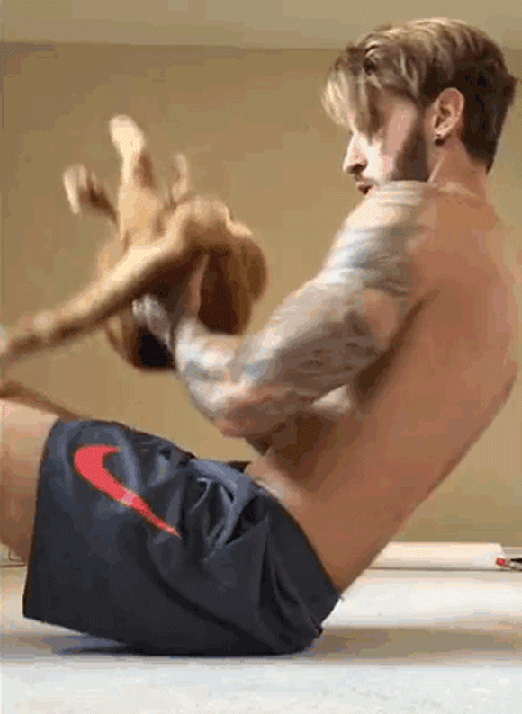 体を鍛えたい ならば猫だ 猫で筋トレをするカナダのイケメンモデル カラパイア 体を鍛えたい ならば猫だ 猫で筋トレをするカナダのイケメンモデル カラパイア