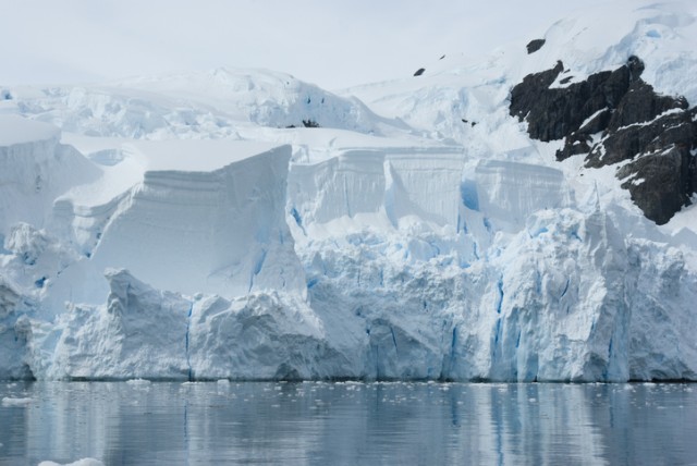 世界最大の氷山が南極大陸から分離
