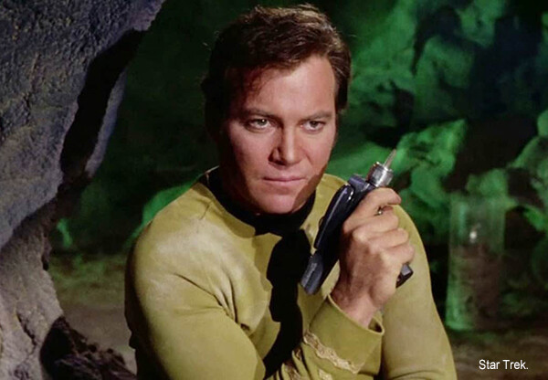 『スタートレック』のカーク船長が実際に使用していたフェイザー銃とコミュニケーターがオークションに出品