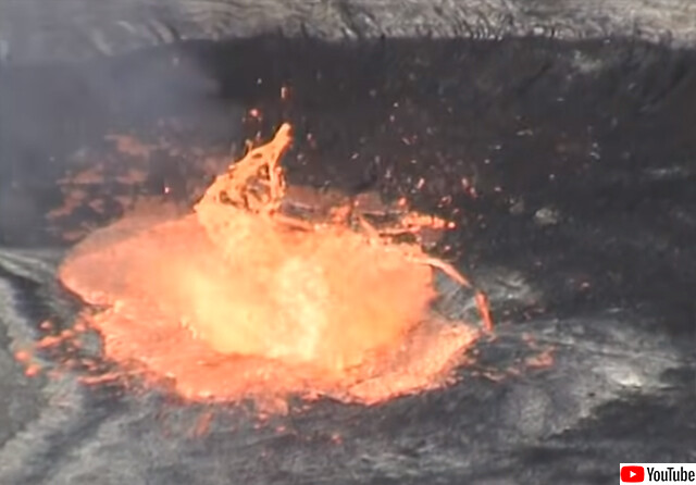 目覚めさせてしまったようだ。火山に火口に物を投げ入れた瞬間、巨大な炎が沸き上がる