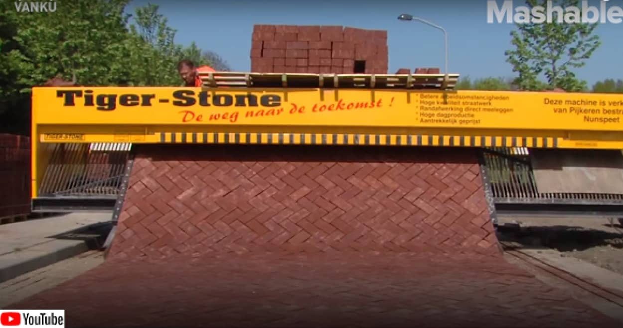 レンガをきっちり組み込み道路を舗装するマシンの作業動画