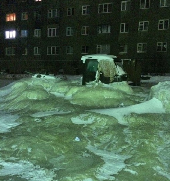 これが噂の エターナルフォースブリザード なのか 冬のロシアで水道管が破裂 町全体が氷漬けに カラパイア これが噂の エターナルフォースブリザード なのか 冬のロシアで水道管が破裂 町全体が氷漬けに カラパイア