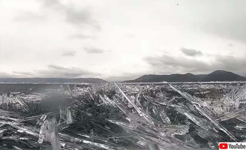 地獄の光景かな バイカル湖の針状の氷の中を泳ぐダイバー カラパイア