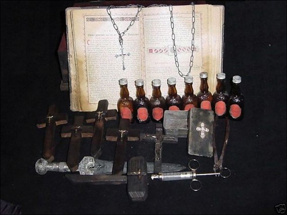 real_vintage_vampire_killing_kits_640_19_e0
