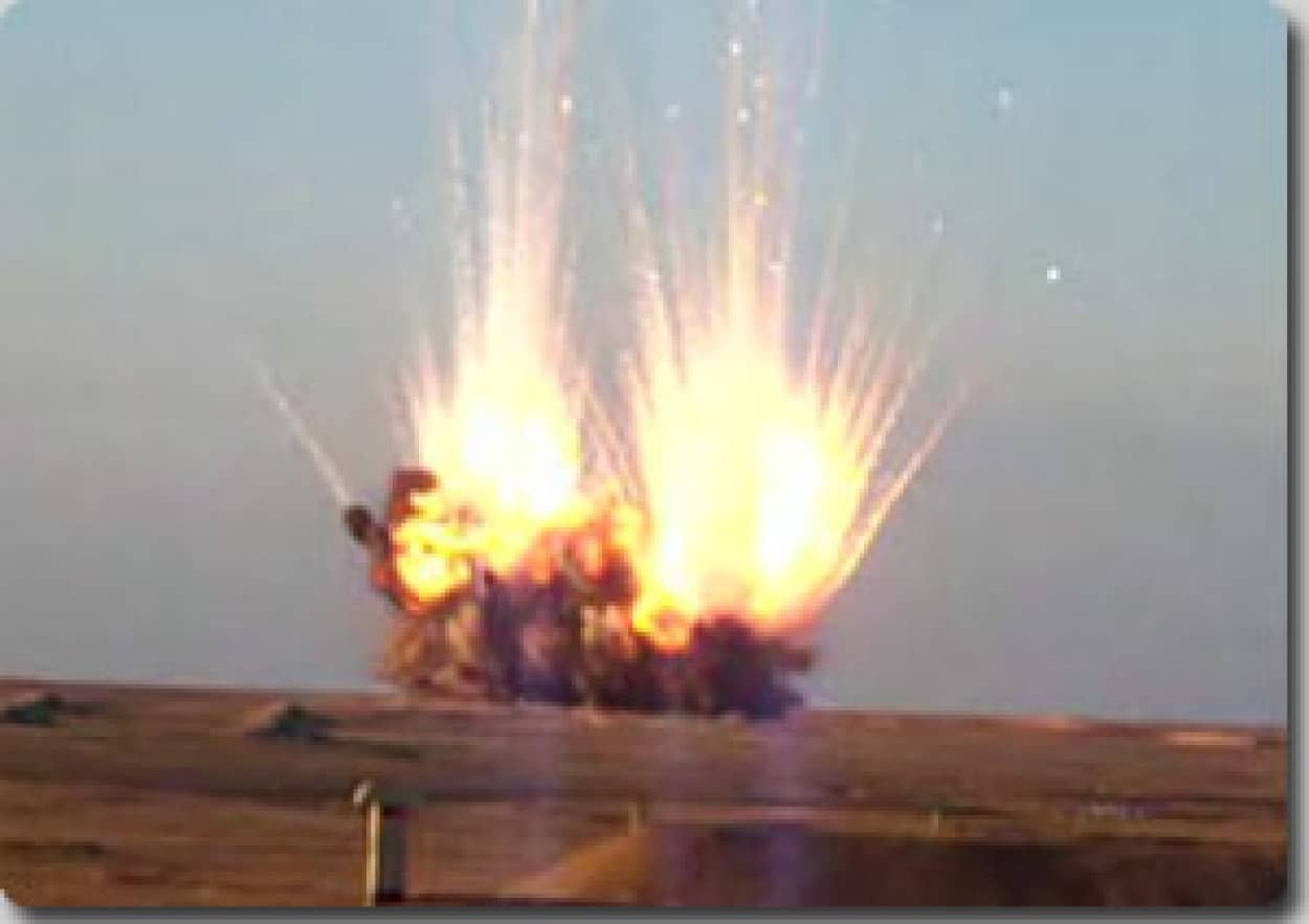 イラク軍から押収した 大量の黄燐弾とロケット弾を一箇所に集めて燃やして処分する現場映像 カラパイア イラク軍から押収した 大量の黄燐弾とロケット弾を一箇所に集めて燃やして処分する現場映像 カラパイア