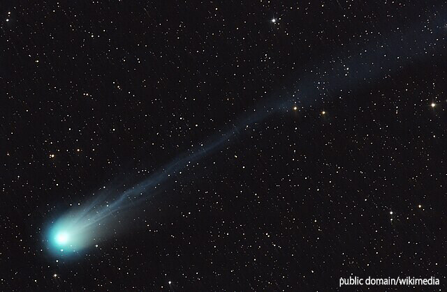 緑色に輝く”悪魔の彗星”がアンドロメダ銀河と夢の競演。ライブ配信はこの後すぐ！