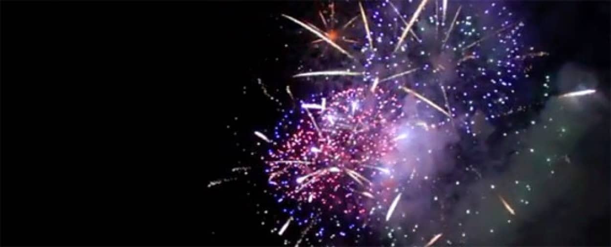 新年を祝う花火映像を逆再生してみたら意外と面白かった オーストラリア カラパイア