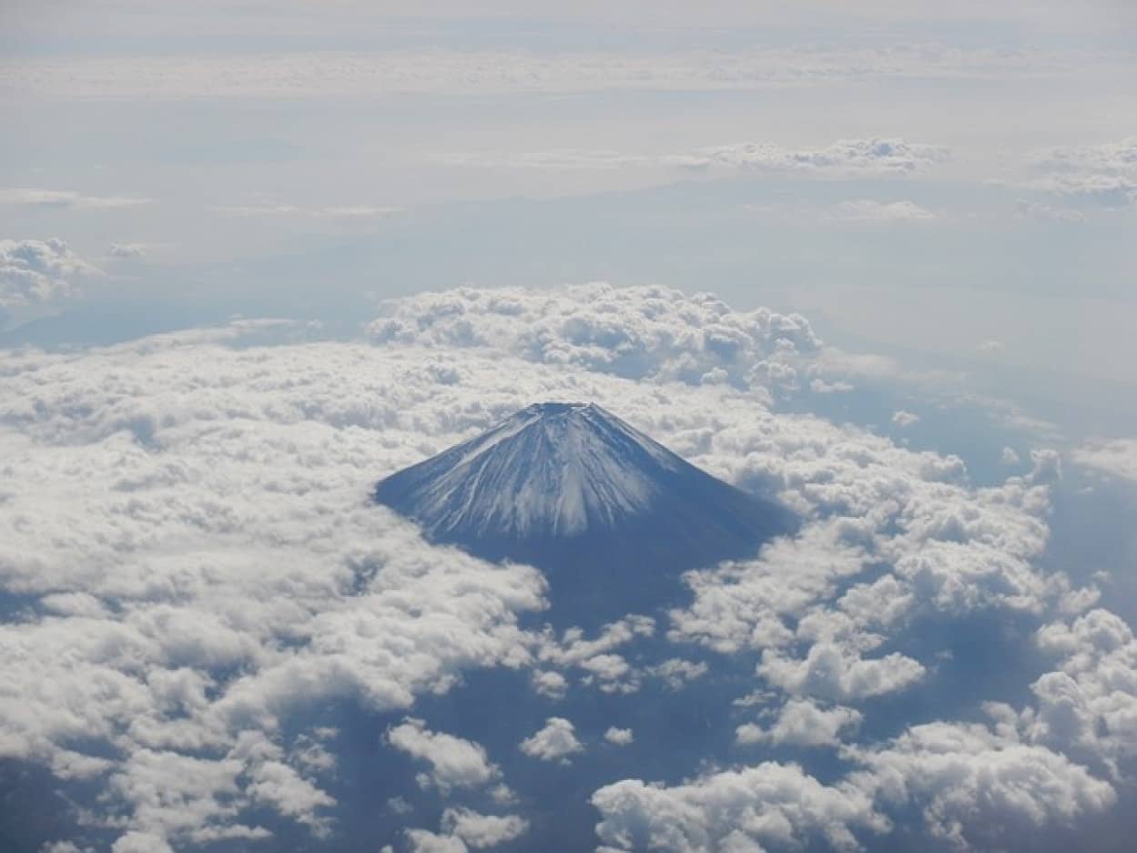 富士山山頂の雲の中でマイクロプラスチックを発見。雲水では初検出