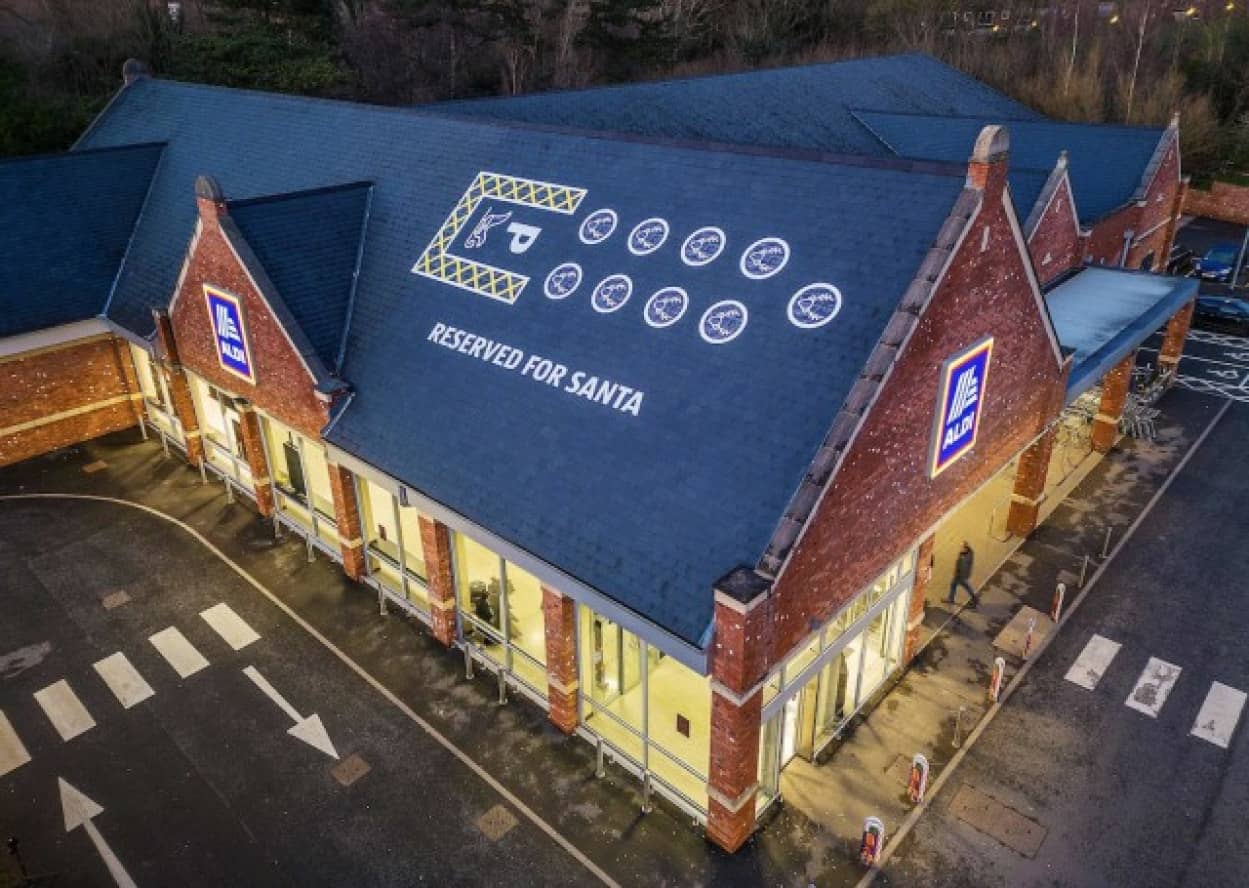 イギリスのスーパーが屋根にサンタとトナカイ用の駐車場を設置