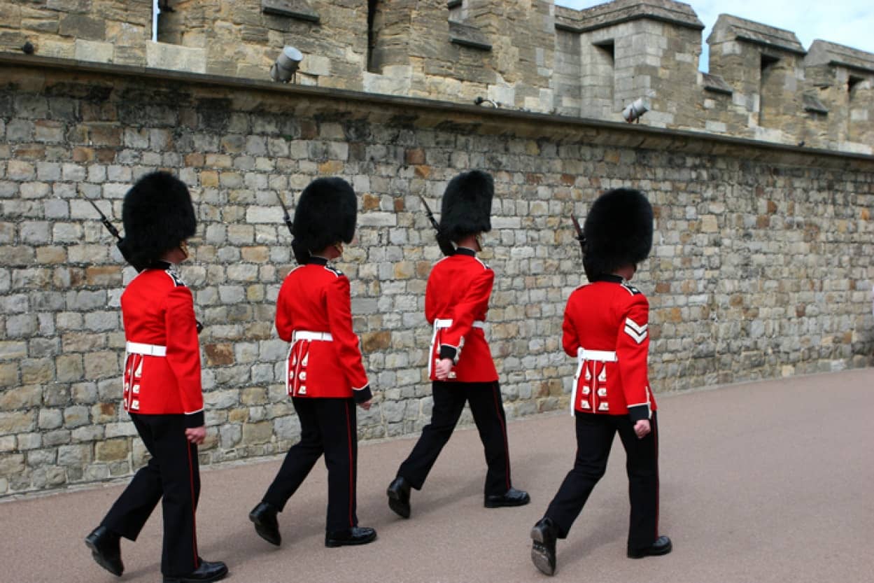 ロンドン塔の近衛兵が進路上の子供を押し倒す。任務とは言えあまりにも無慈悲との声も