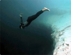 世界で二番目に深い水中陥没穴 ディーン ブルーホール にダイビング 疑似体験が楽しめる映像 カラパイア