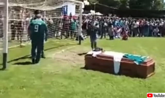 棺の中から最後のシュート。若きサッカー選手の死を悼み、棺にボールをパスし、シュートを決めさせる仲間たち