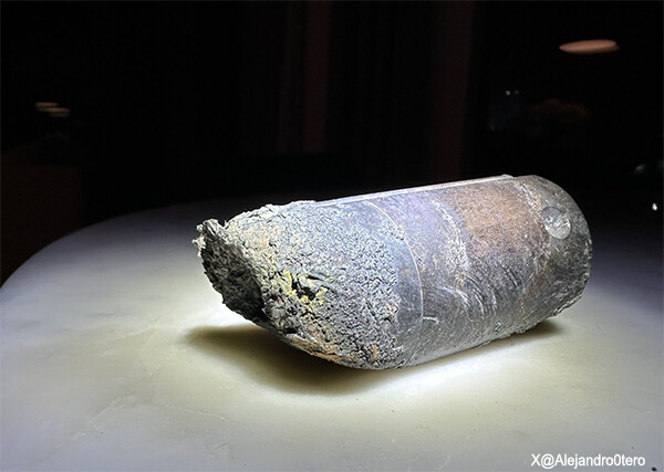 民家の屋根を突き破って落下してきた謎物体、国際宇宙ステーションの廃棄物である可能性