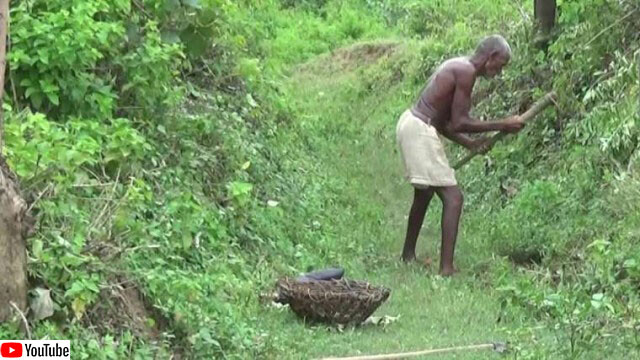 たった一人で村に水路を作った男性