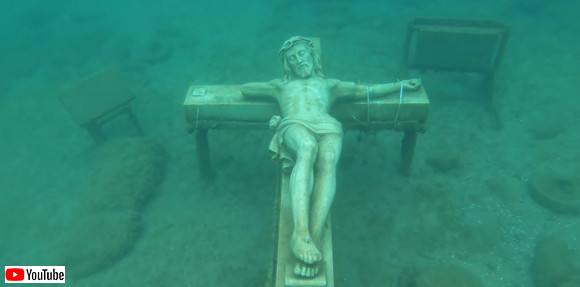 ミシガン湖の底に眠るキリストの十字架像。水難事故者の慰霊碑として沈められたもの（アメリカ）