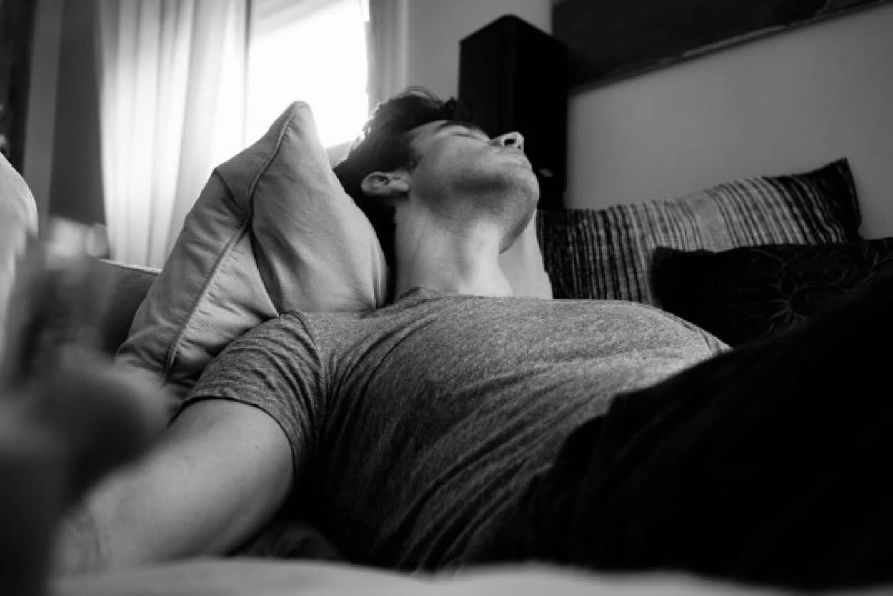 1年のうち300日間眠り続ける重度の睡眠障害の男性