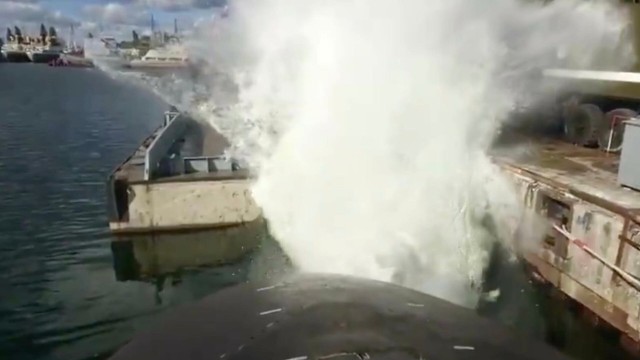 ロシア軍の潜水艦、魚雷の模擬発射で水を大噴射。びしょ濡れになった見物人