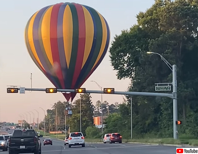 熱気球が道路の真ん中に不時着するという珍事が勃発