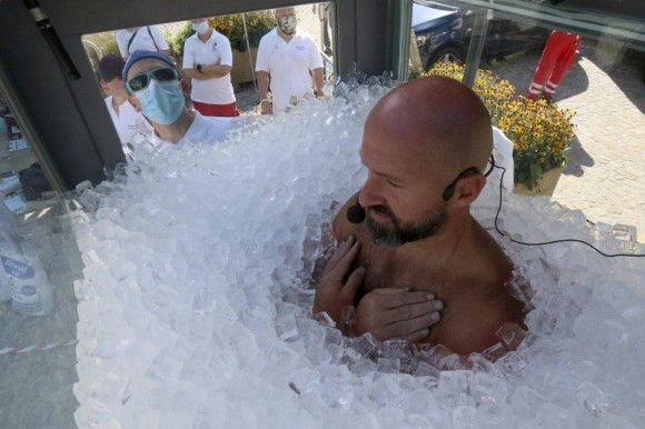 おい皮膚どうなってんだよ！氷の中に体を埋めて2.5時間。自己記録を破り、世界記録を更新した男性（オーストリア）