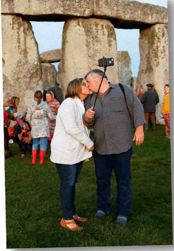 stonehenge-couple-selfie2_e