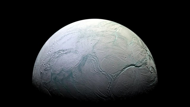 土星の衛星「エンケラドゥス」に生命存在の可能性高まる。海に豊富なリン