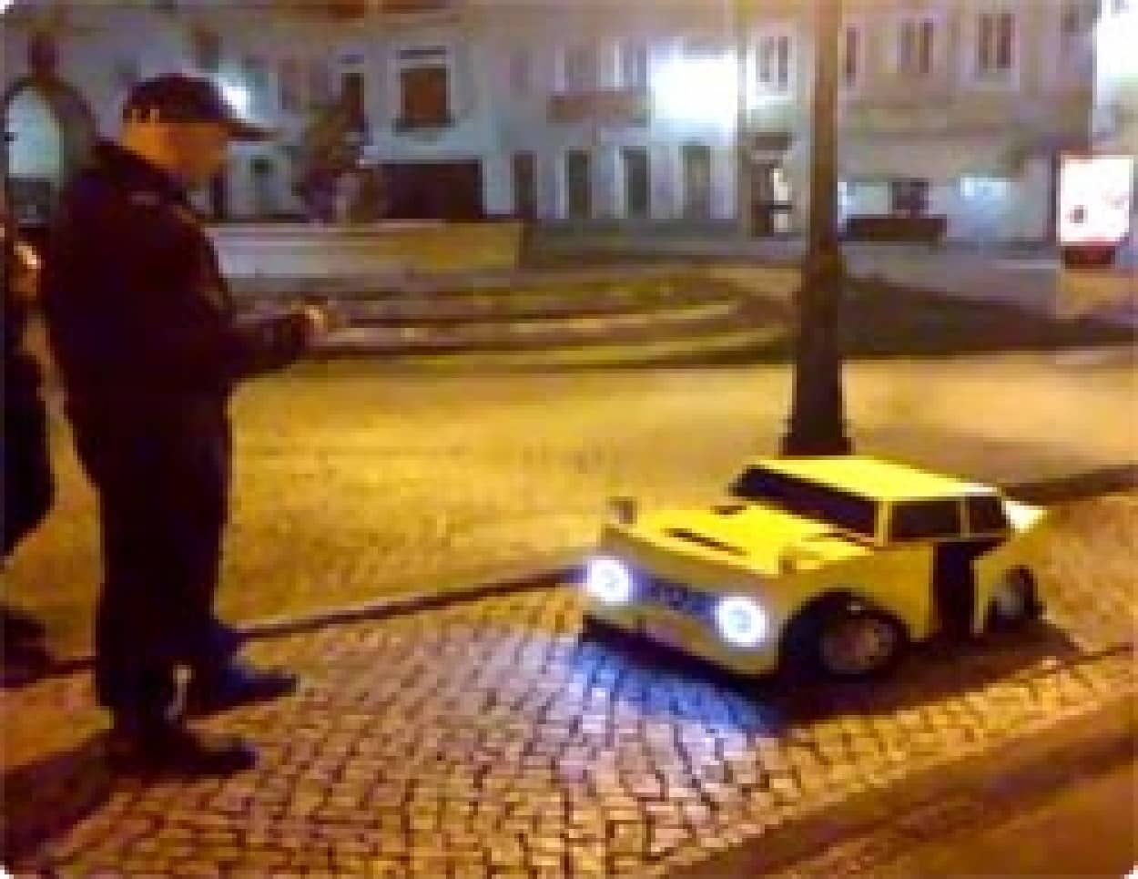 駐車違反 警察に囲まれる黄色い車 実はトランスフォーマーロボだったでござる カラパイア