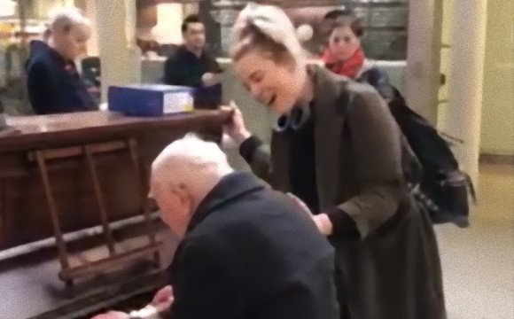 駅でピアノを弾く老人男性に合わせて女性歌手が歌を そこから始まる感動のセッションに駅が震える イギリス カラパイア