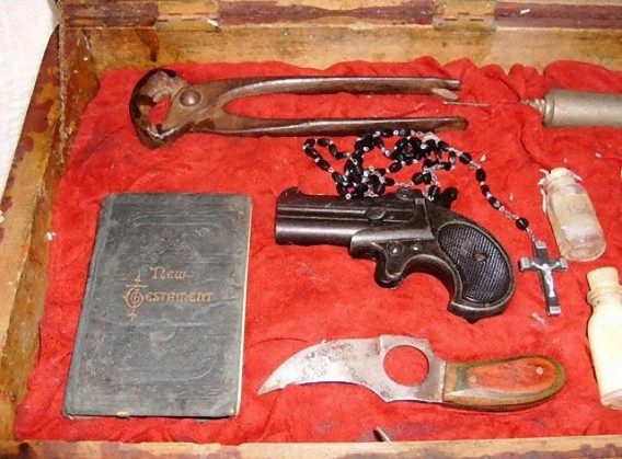 real_vintage_vampire_killing_kits_640_07_e0